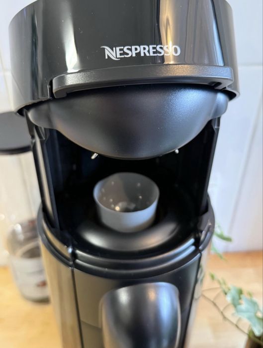 Máquina de Café Nespresso Vertuo Plus - Como NOVA