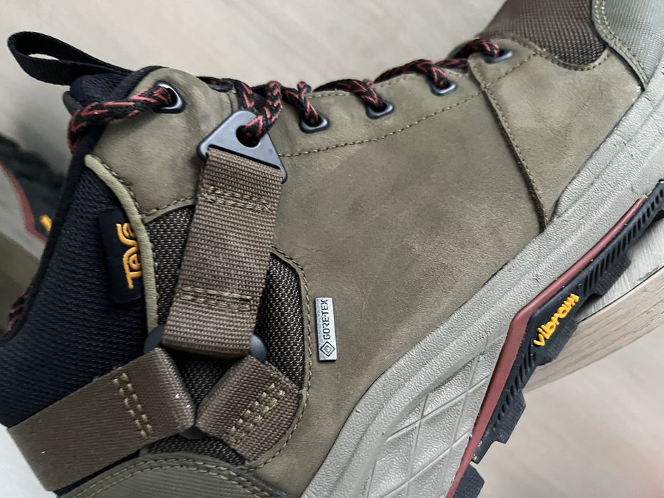 Практично  нові 45 розмір кросівки TEVA Gor-tex оригінал