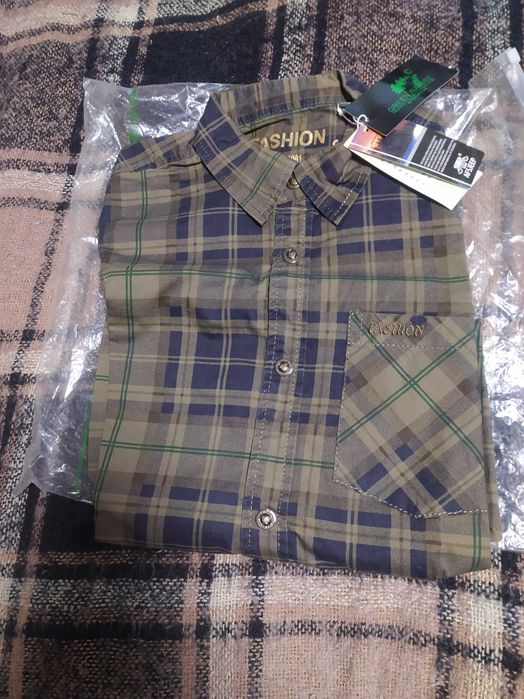 Качественная плотная рубашка с металлическими кнопками.