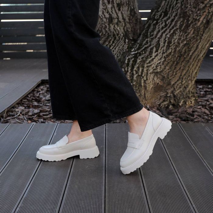 Бежеві шкіряні лофери