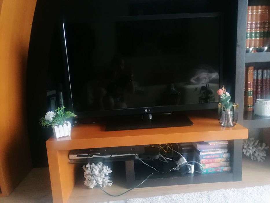 Móvel de TV em madeira e com vidro fosco preto