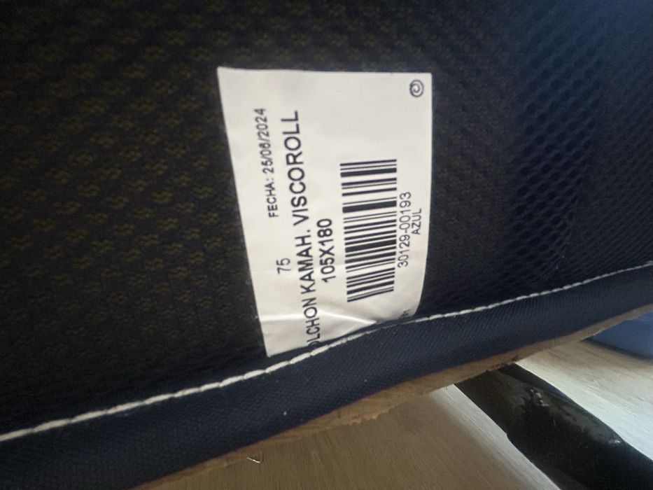 Cama antiga de ferro restaurada com colchão novo