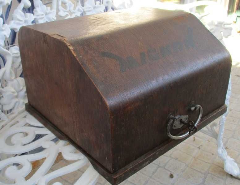 Maquina escrever com 120 anos com caixa