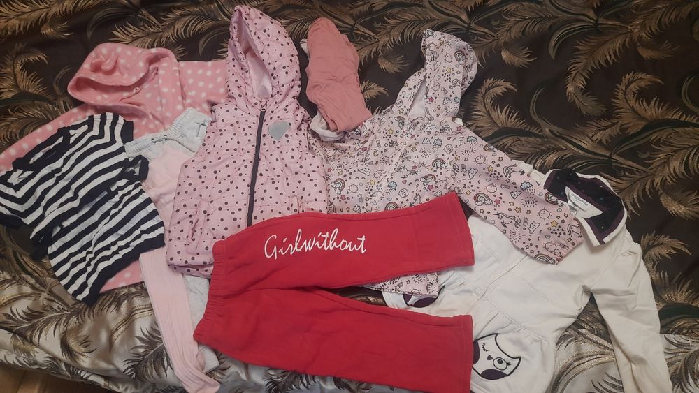 Жилет зимовий, халат, ветровка на дівчинку 2-4 р, ціна за все разом