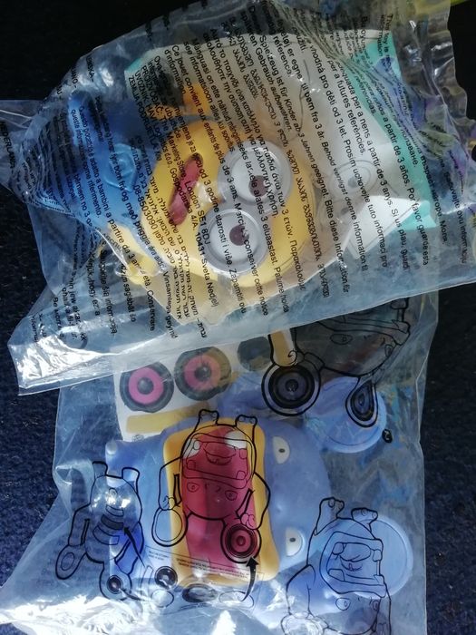 Bonecos variados do Mac Donalds, kinder, etc