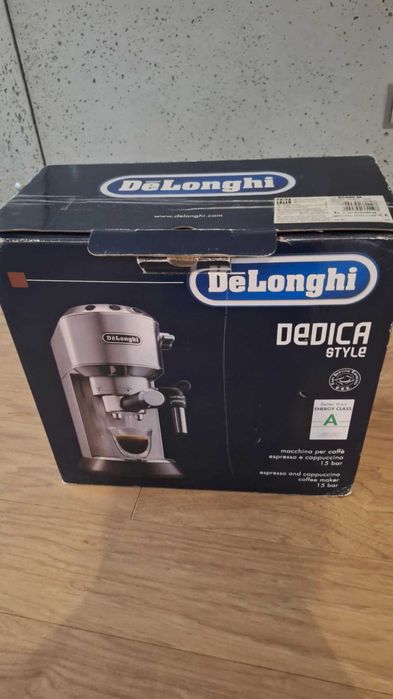 Ekspres do kawy ciśnieniowy kolbowy De'Longhi Dedica Style EC685.M