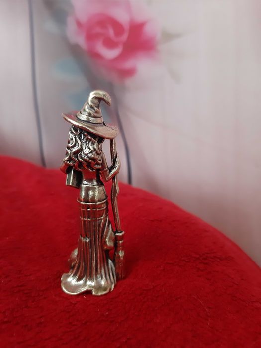 Statuetka Czarownica z kotem i miotłą ozdoba dekoracja