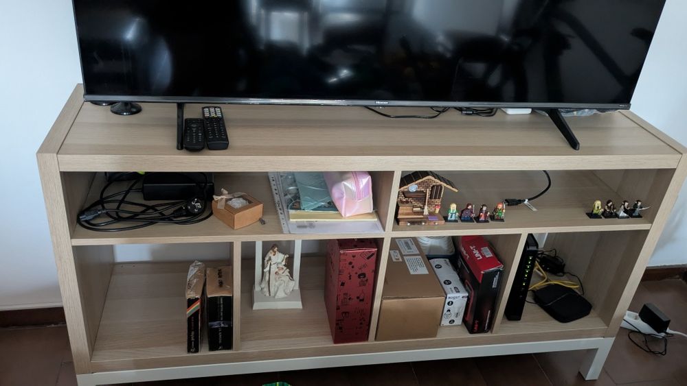 Hisense Smart TV 58" 4K UHD (58A6K) + Móvel IKEA KALLAX + caixa original