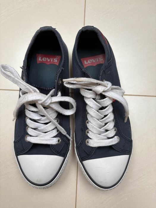 Levi’s klasyczne trampki granatowe