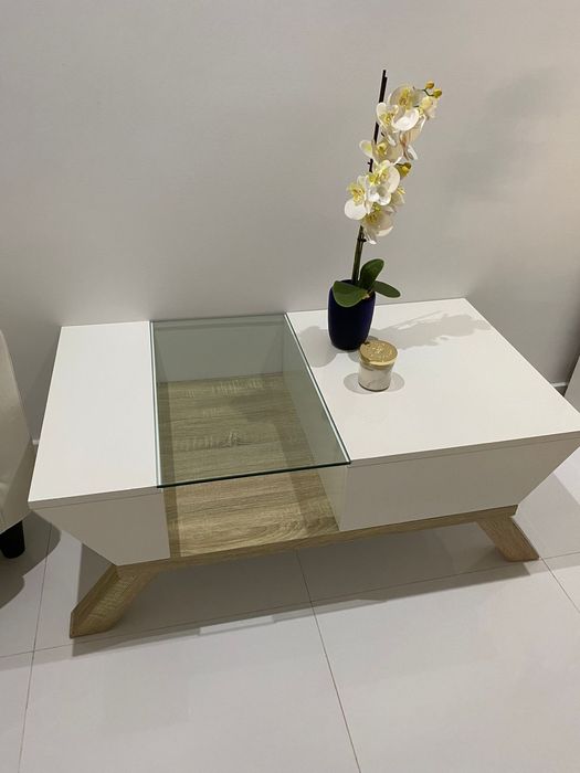 Mesa de sala branca com arrumacao