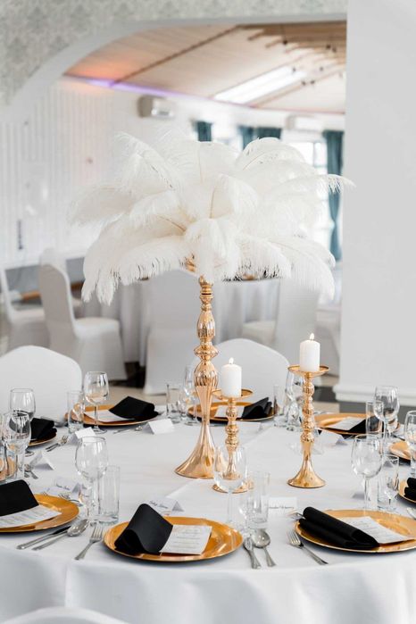 białe pióra strusie, kompozycje ze strusimi piórami