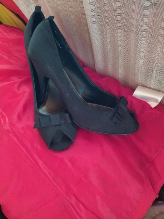 Туфлі, босоніжки