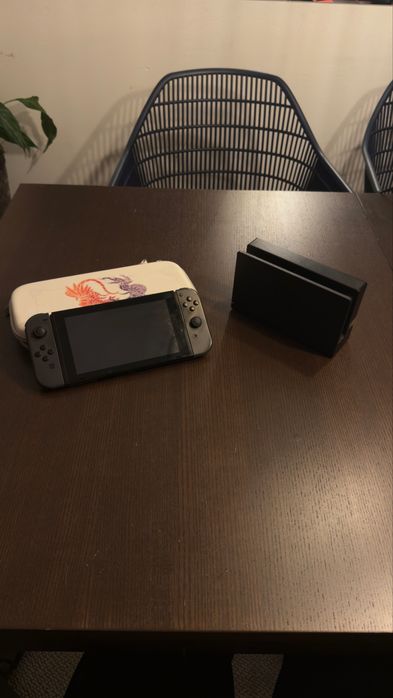 Nintendo Switch V2 + Dock + Bolsa Pokémon (Ideal para jogar na TV)