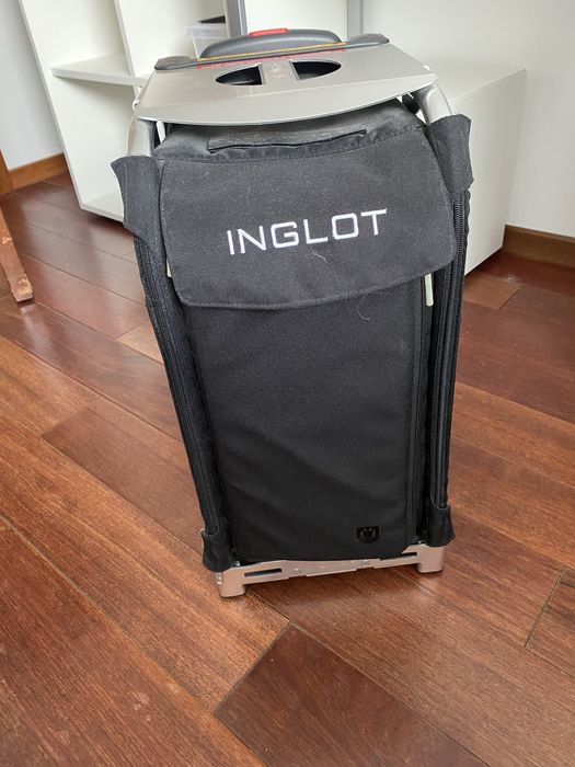 Walizka na kółkach, fryzjerska, makijaż. inglot