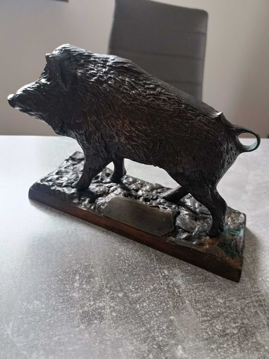Sprzedam piękną starą rzeźbę dzika z brązu sygnowany korniluk