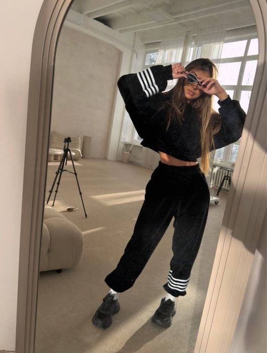 Велюровий костюм з лампасами