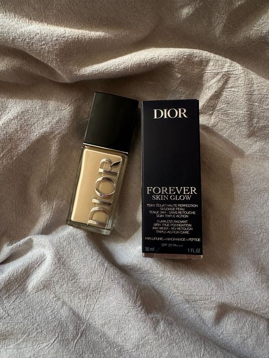 тональна основа Dior Forever Skin Glow