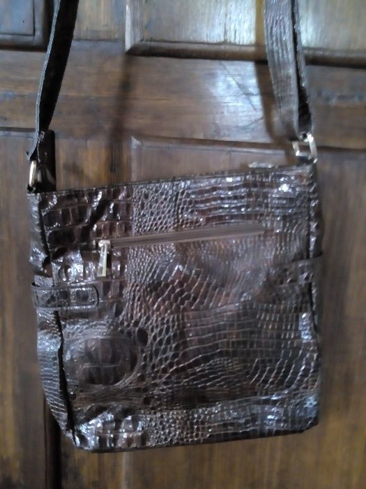 Duas carteiras, uma beije e outra castanha