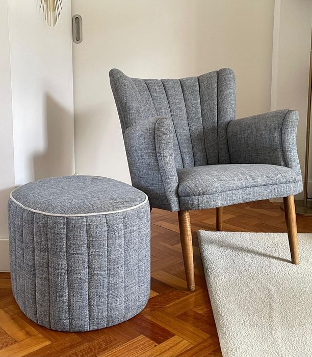 Par de poltronas em tecido com pufs para os pés desenhadas por arquiteto elegantes e confortaveis com pés em nogueira