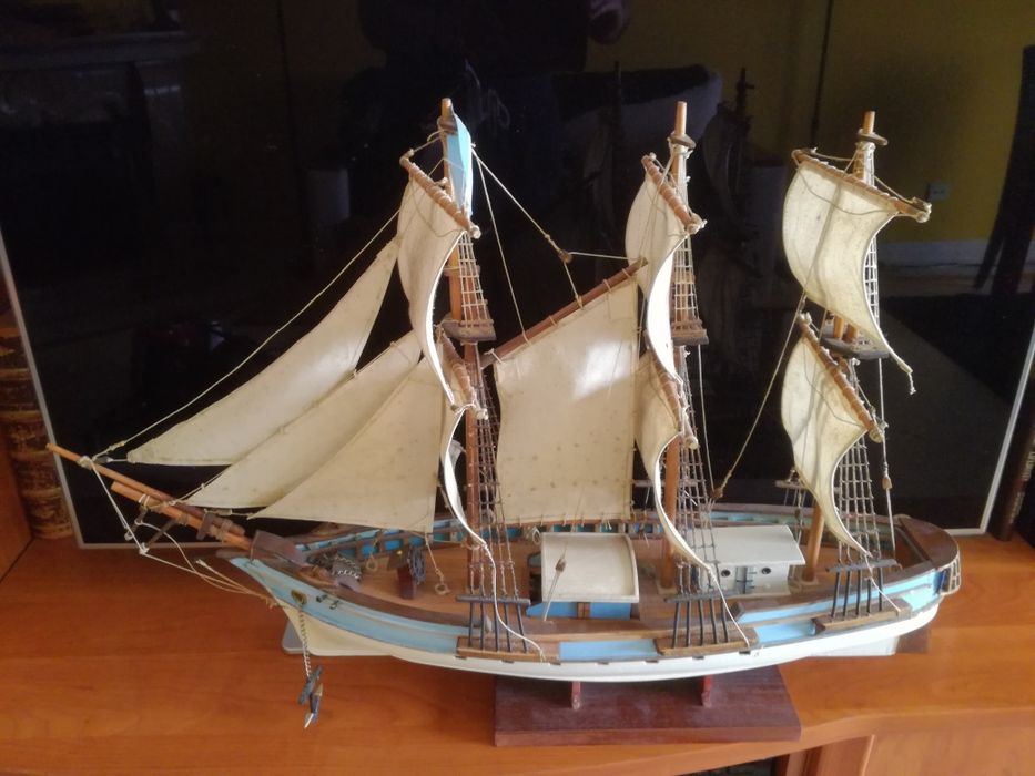 Veleiro em madeira de balsa