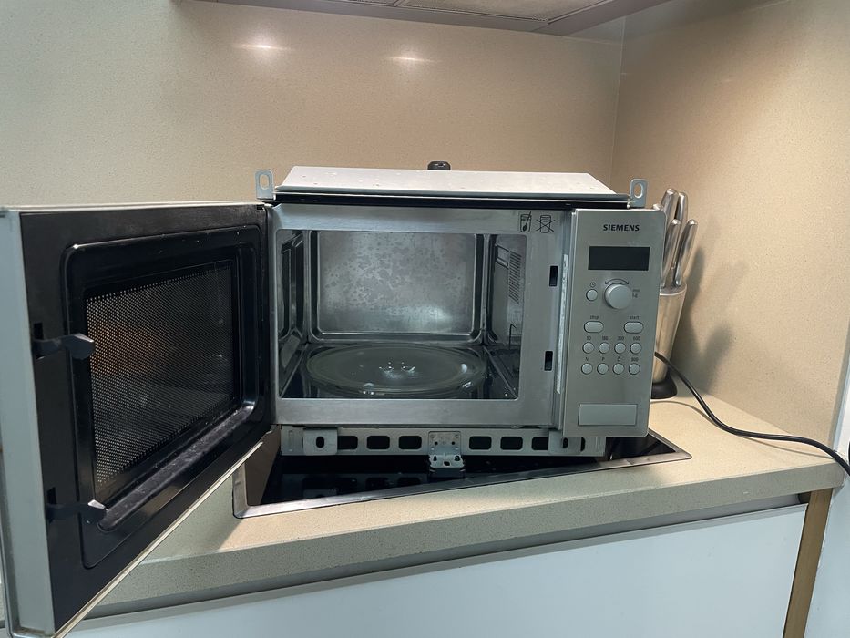 Microondas Siemens de encastar avariado, com acessorios (prato)