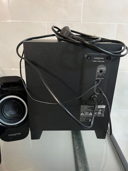 Sistema de som Creative com avaria