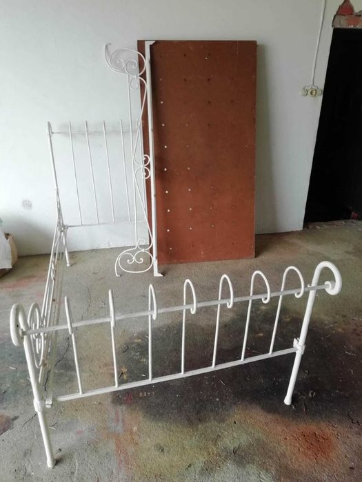 Cama de ferro antiga de corpo e meio com estrado em bom estado