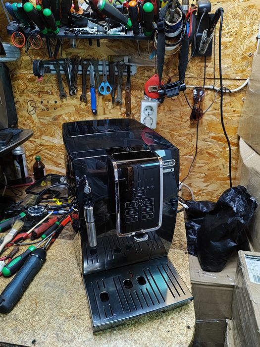 Кофемашина, кавоварка Delonghi Dinamica