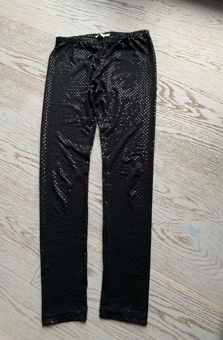 Błyszczące legginsy