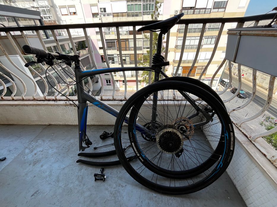 Merida Speeder 200 – Large – Shimano Sora – Hydraulic Disc Brakes – Excellent Condition