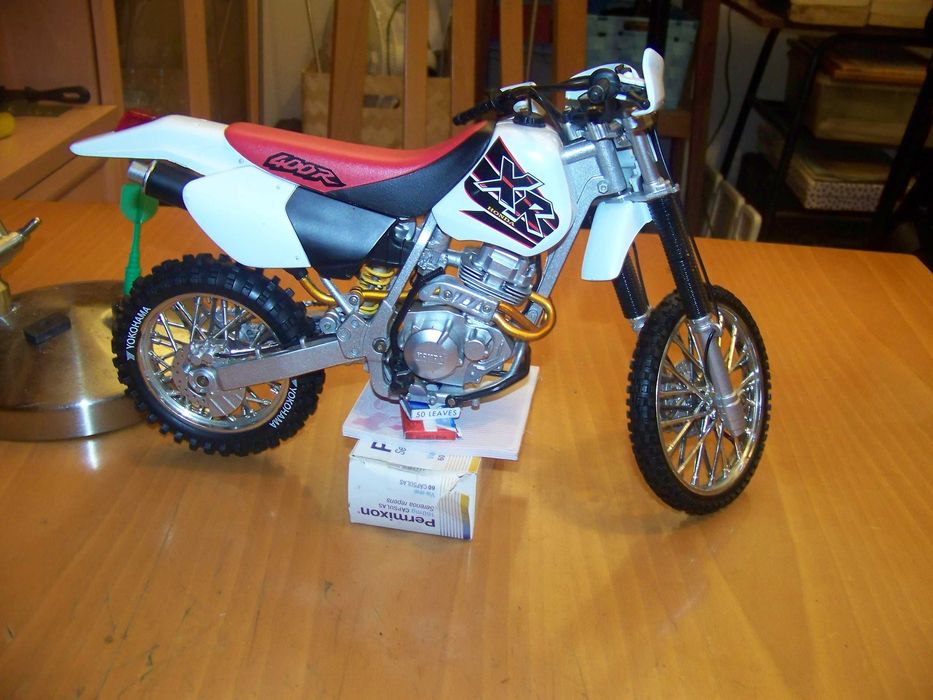 mota de cross em maqueta (com defeito)