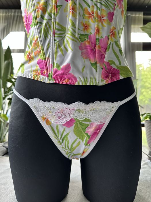 Komplet pół gorset r. 75C oraz stringi r. S