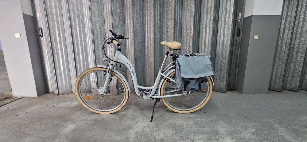 Bicicleta elétrica vintage Le Grand eLille 2, azul-claro, com alforges