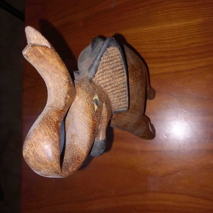 Estatueta de elefante em madeira nobre