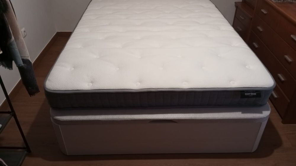 Vendo quarto com cama e colchão, camiseiro e cómoda. , comoda