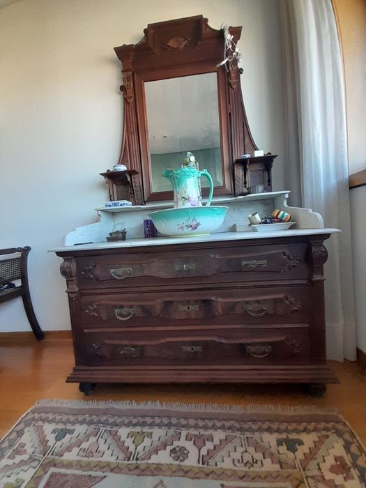 Cómoda muito antiga com alçado de madeira e tampo em mármore