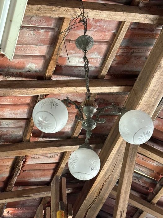 Luminária antiga em bom estado