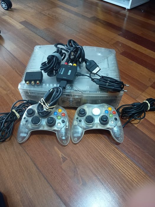 X box com 2 comandos com adaptador para hdmi