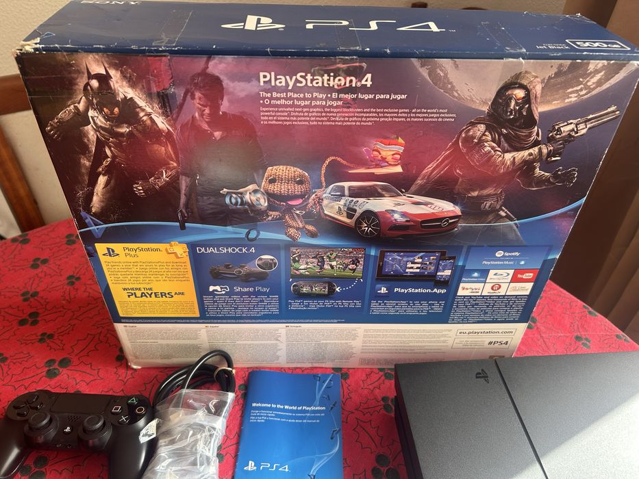 Playstation 4, com 2 jogos, 1 comando