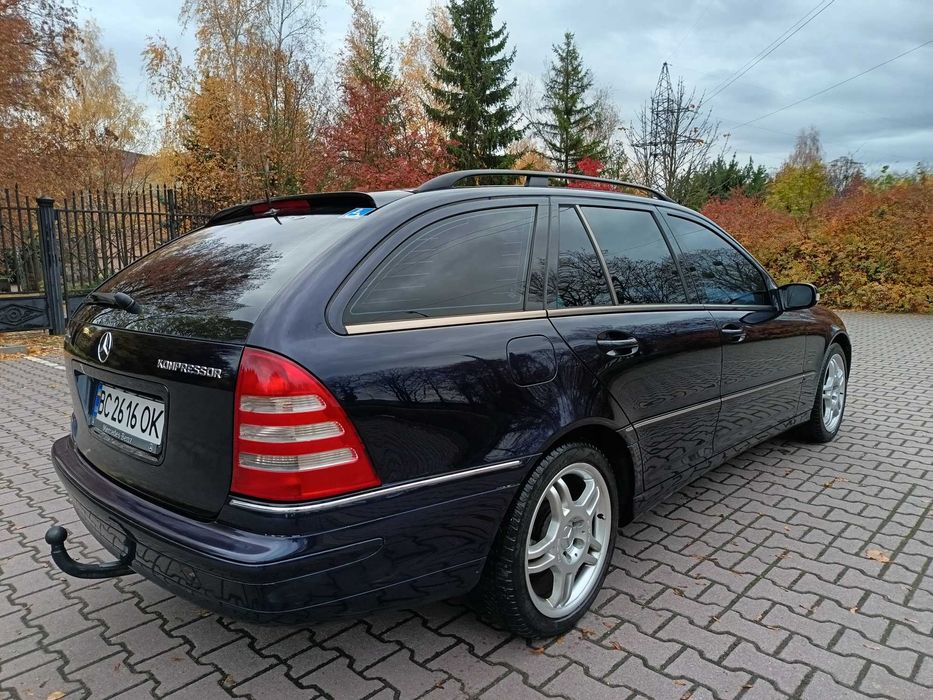 Продам Мерседес - Бенц avangarde 2003р. 1.8 бензин універсал. Автомобіль в рідній фарбі не битий, не іржавий в гарному стані, на литих дисках  R17, Android камера заднього виду, навігація , парктронік, дитячі сдіння та підголовник штатні, знімний фаркоп, килими EVA, панель приладів рест. світло дуже потужне, 2 ключі, всесезонна гума. Замінено; ремень, свічки, мастило в двигуні, в КПП, в компресорі. Замінено антифриз, топливний фільтр, нові задні пружини. Чищення дренажної системи та кондеціонера. GPS трекер.  Двигун 1.8 бензин , динамічний, працює рівно, тихо, не димить не троїть. Рідний пробіг 286 тис.км. 2-х зонний клімат контроль, кондиціонер, електродзеркала, електрорегулювання передніх сидінь, підігрів сидінь, підсилювач керма. Гучний зв"язок , через блютуз. КПП - 6 ст.  Арки, пороги, днище все ціле. Електрика вся працює. Центральний замок з пультом. Електростеклопідйомники на всі двері. Подушки безпеки. Електролюк. Круїз контроль, дачик світла. АВS. Жодної помилки на приборці не має. Магнітола, СD, колонки. Резина, аккумулятор, в гарному стані. Салон чистий, не прокурений, охайний, в гарному стані. Комфортне авто, мотор супер. Витрата пального траса 7 літрів на 100 км. Дзвоніть відповім на всі запитання. КОНДИЦІОНЕР ПРАЦЮЄ ДОБРЕ. По домовленості можу перегнати. Аво варте вашої уваги, в дуже гарнму, доглянутому стані.