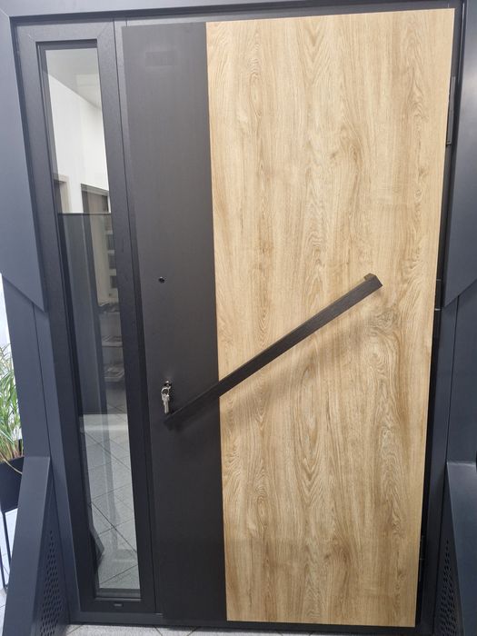 Drzwi zewnętrzne z naświetlem aluminiowym