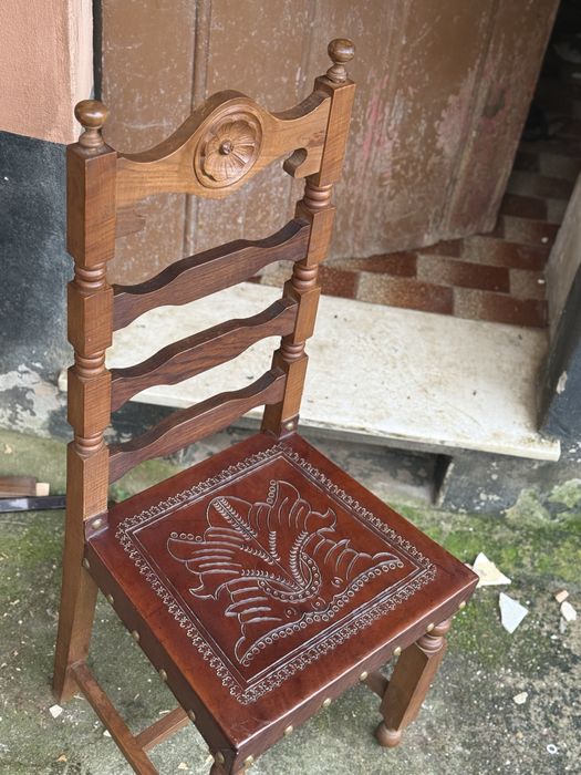 Conjunto de mesa com 8 cadeiras