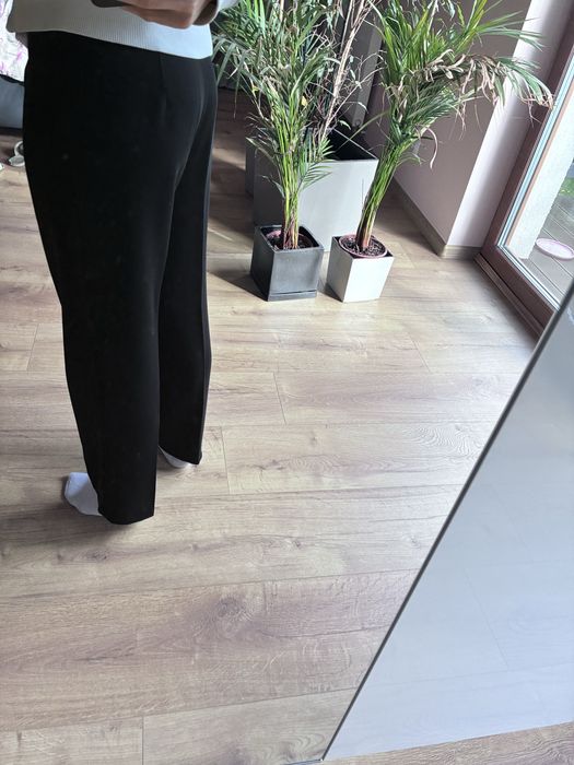 Czarne spodnie w kant 40