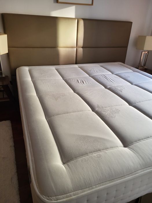 Cama com arrumação e excelente estado de conservação.