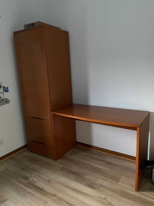 Cama dupla, roupeiro e secretária