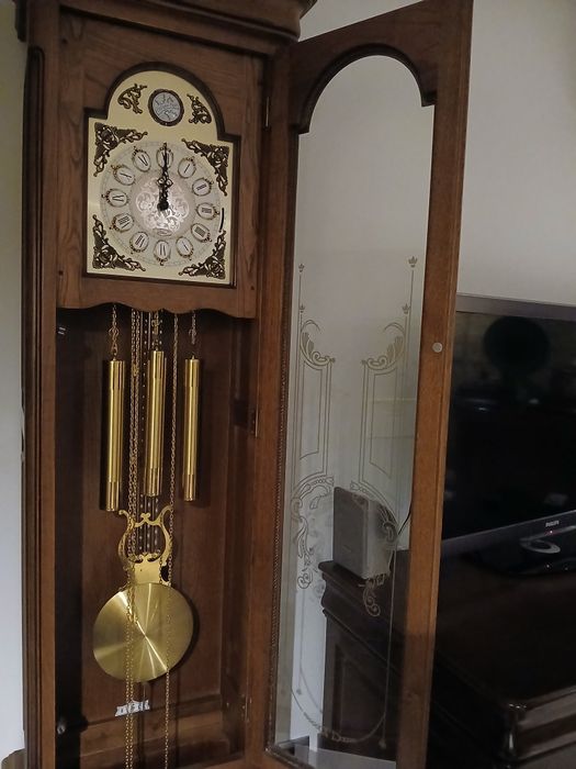 Relogio de pé alto, com pêndulo.