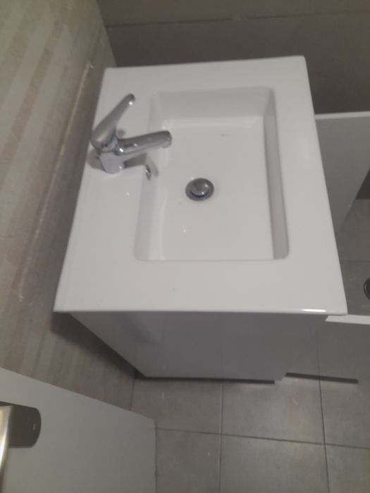 Móvel de casa de banho com torneira 60X80X47 cm em muito bom estado.