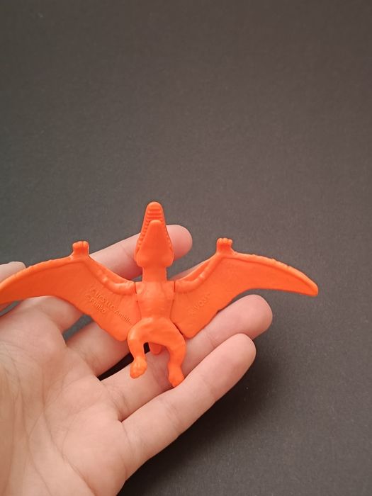 Figurka dinozaura z Kinder joy