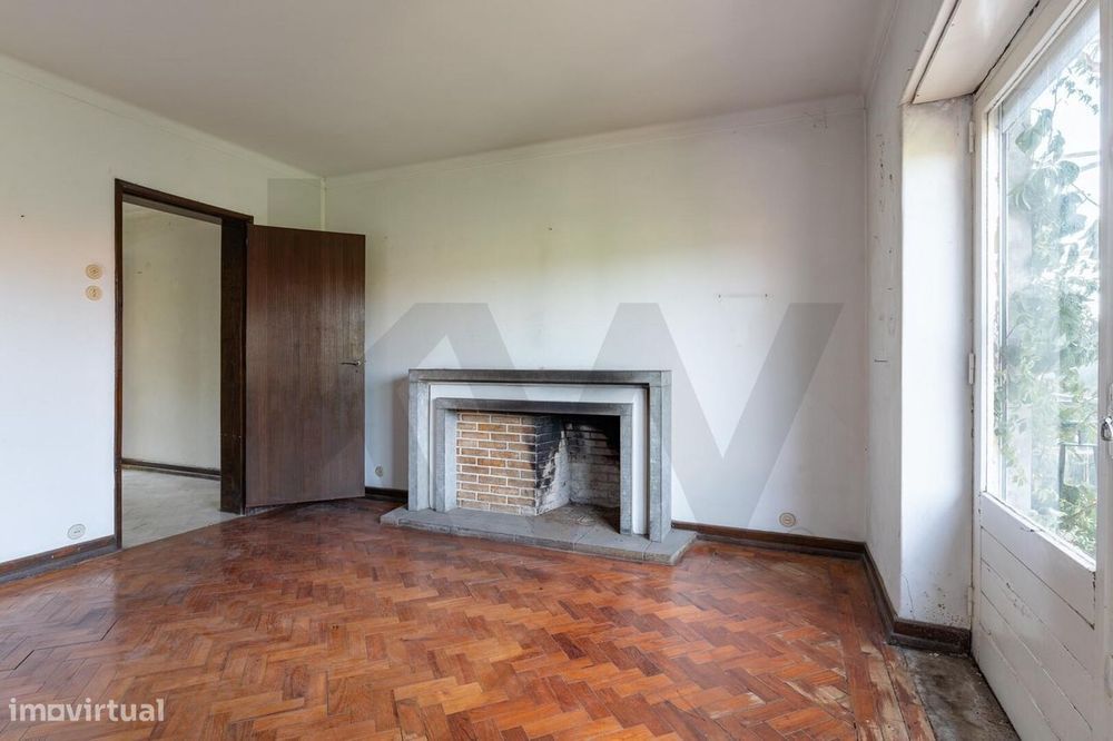 Moradia no Restelo para remodelação, com vista rio/mar, varandas espaç