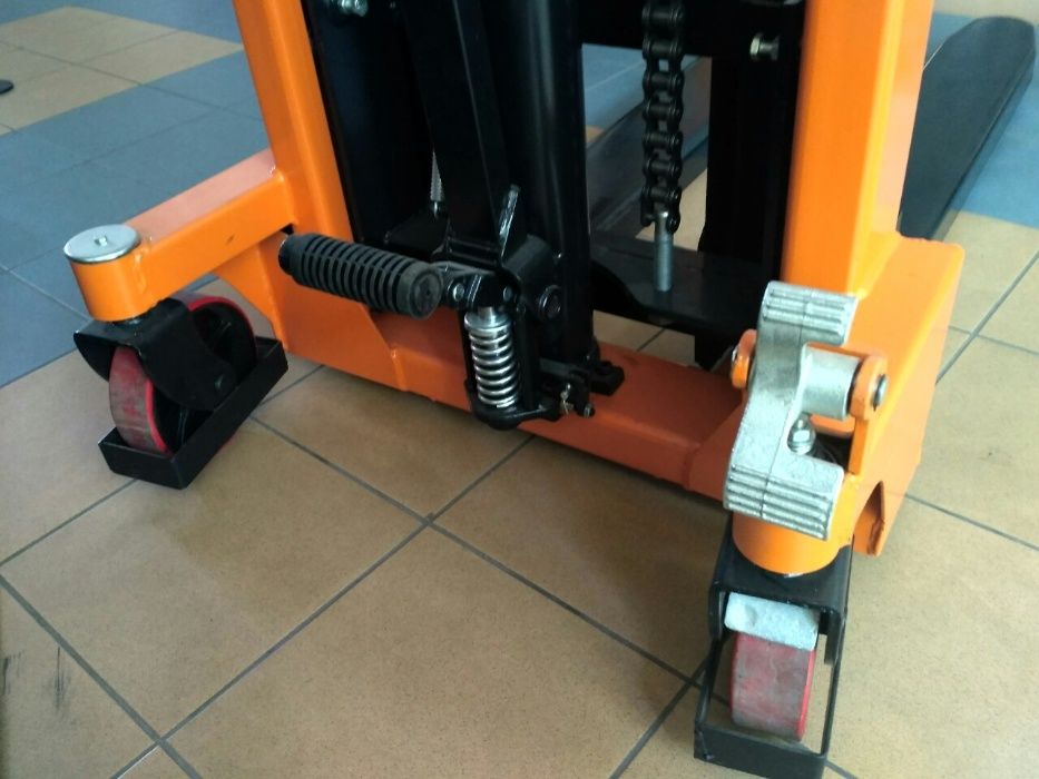 Навантажувач - штабелер гідравлічний 1-2т у Львові (Niuli) для складу